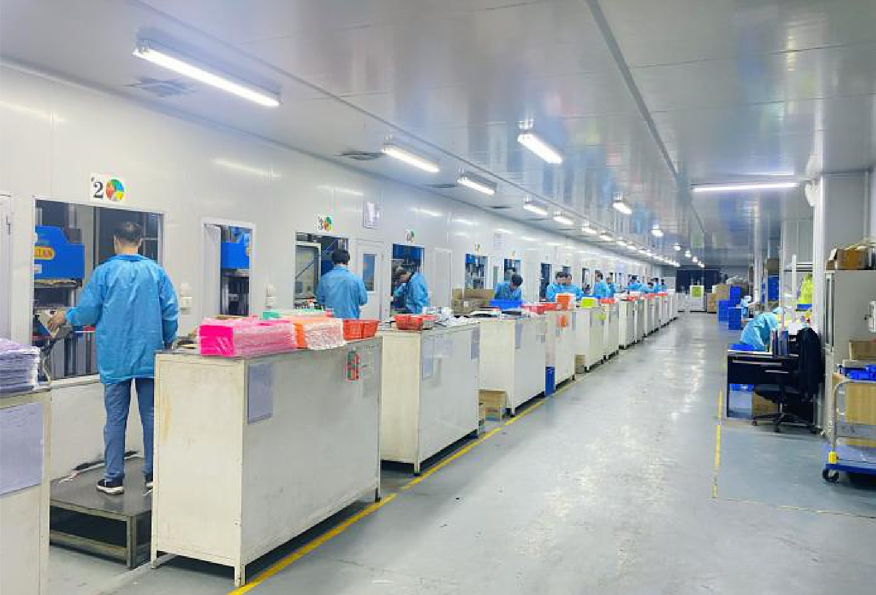 Solid and liquid silicone molding machines at the Jewelives plant